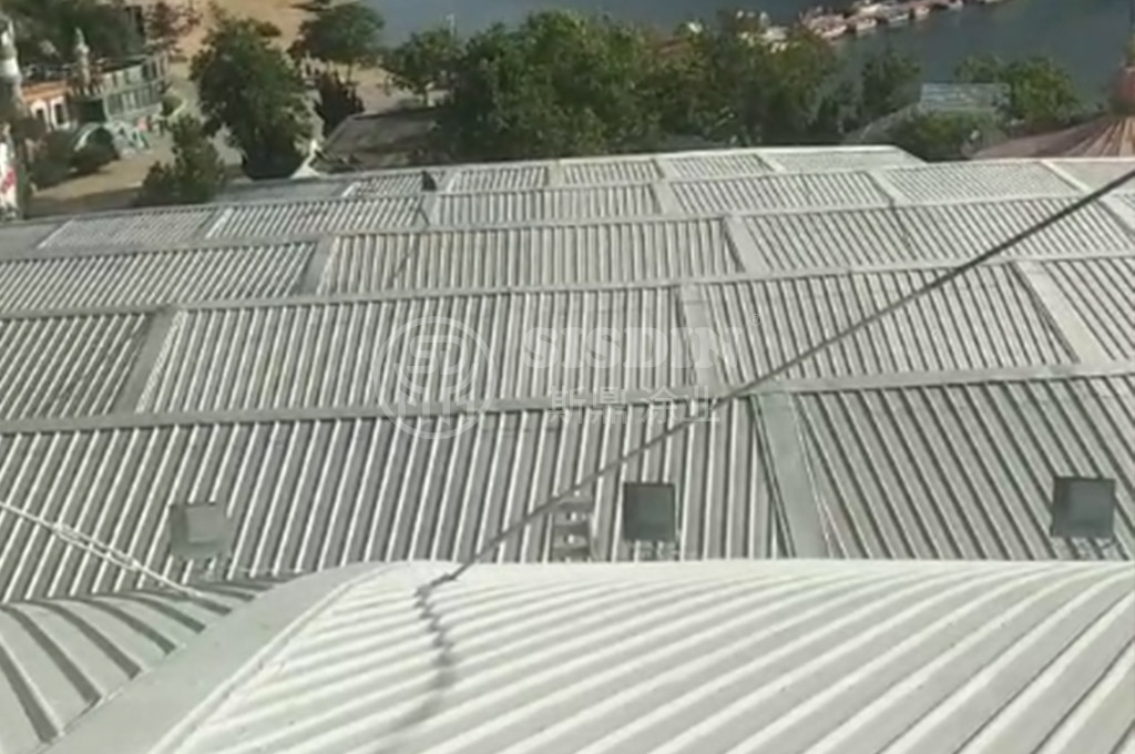 采用HS206彩鋼瓦翻新專用漆底漆，CW350彩鋼瓦翻新專用漆面漆噴涂一底兩面效果