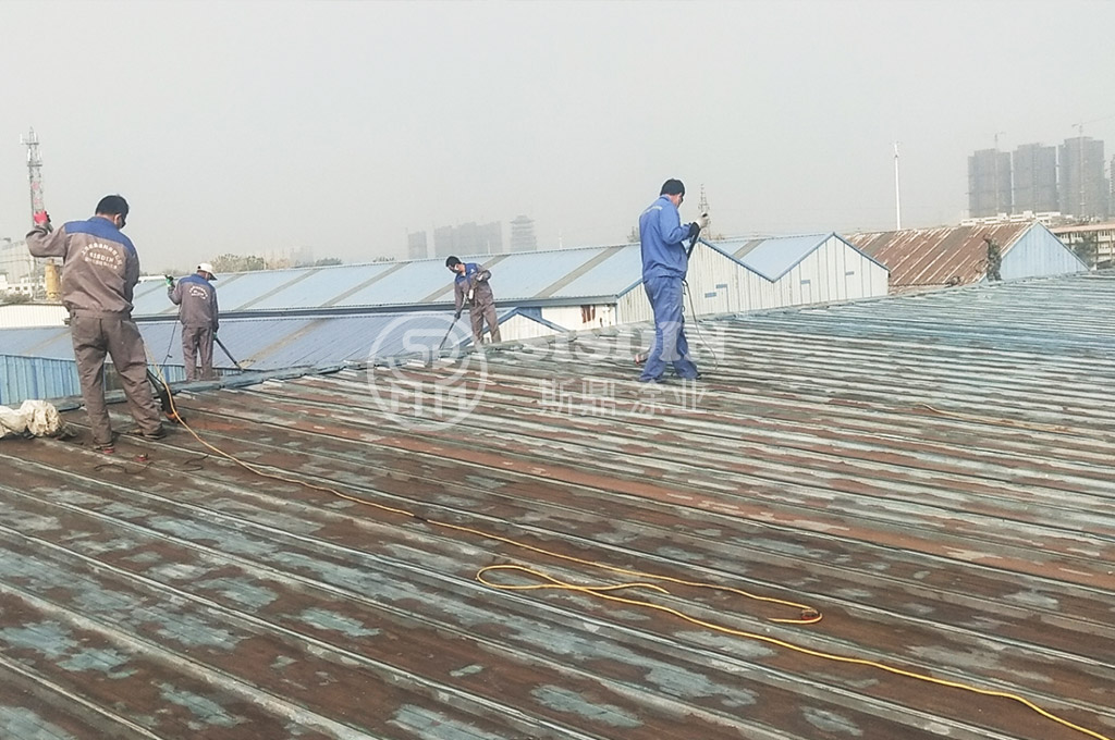斯鼎廠房金屬屋面彩鋼瓦翻新防腐施工團(tuán)隊正在該企業(yè)的屋面上施工