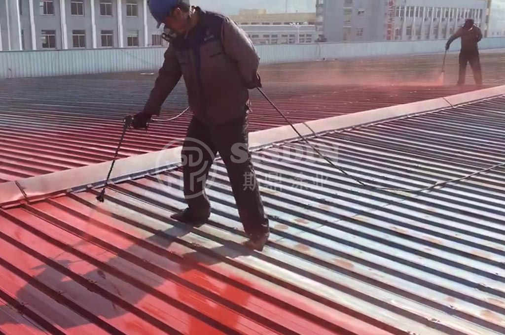 斯鼎廠房金屬屋面彩鋼瓦翻新團隊正在專注的噴涂底漆