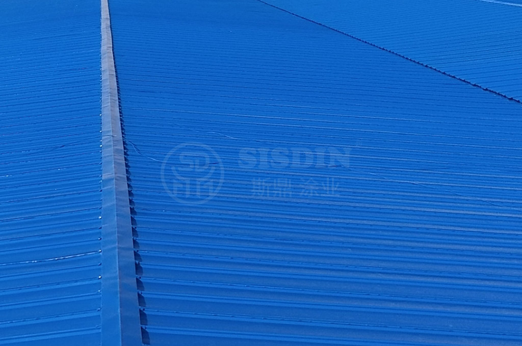 由斯鼎合作施工隊(duì)施工的一大型廠(chǎng)房屋面，在斯鼎技術(shù)人員的指導(dǎo)下未發(fā)生過(guò)彩鋼瓦翻新漆漆膜脫落