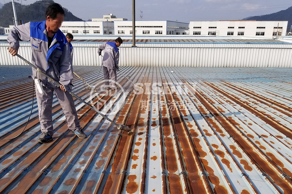 斯鼎合作施工隊(duì)正在企業(yè)廠房上作業(yè)