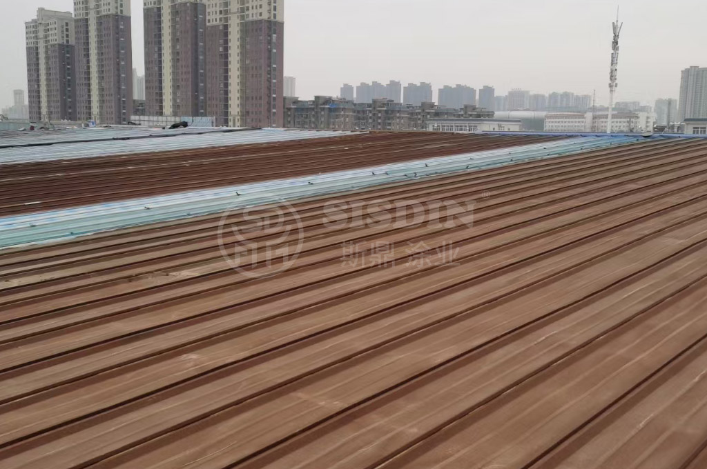 在彩鋼瓦翻新施工前對屋面進行勘察，制定整體的施工方案