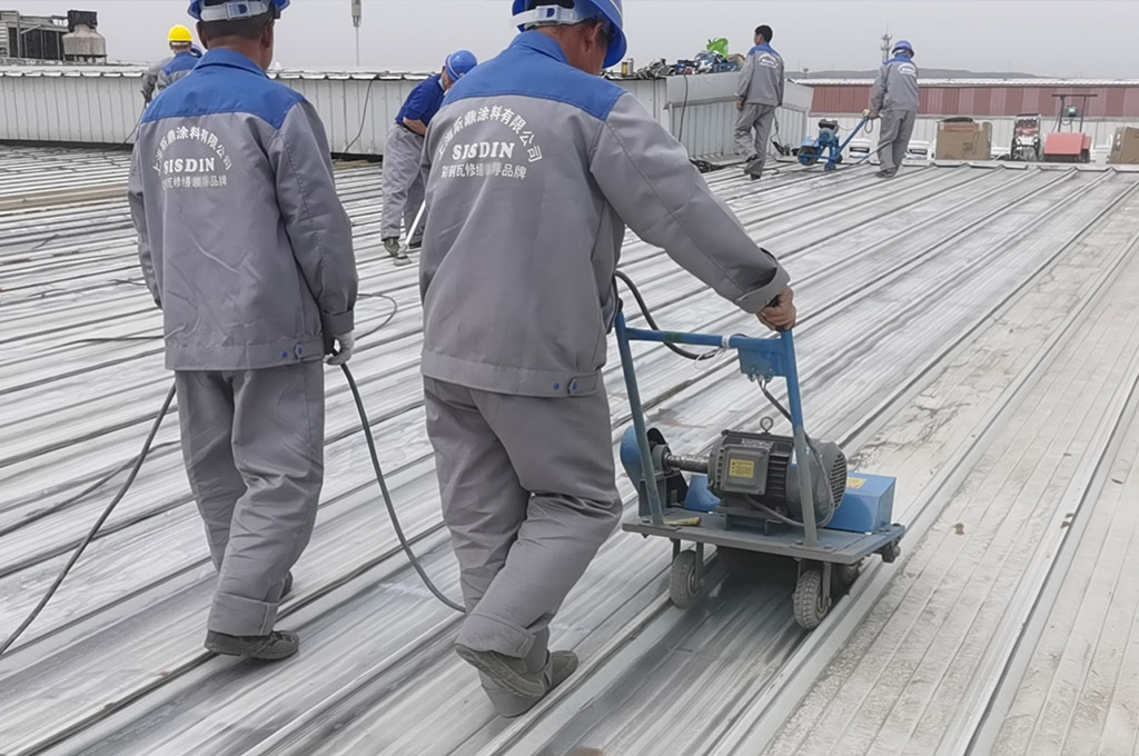 斯鼎彩鋼瓦翻新施工人員在對彩鋼瓦屋面進行打磨清理